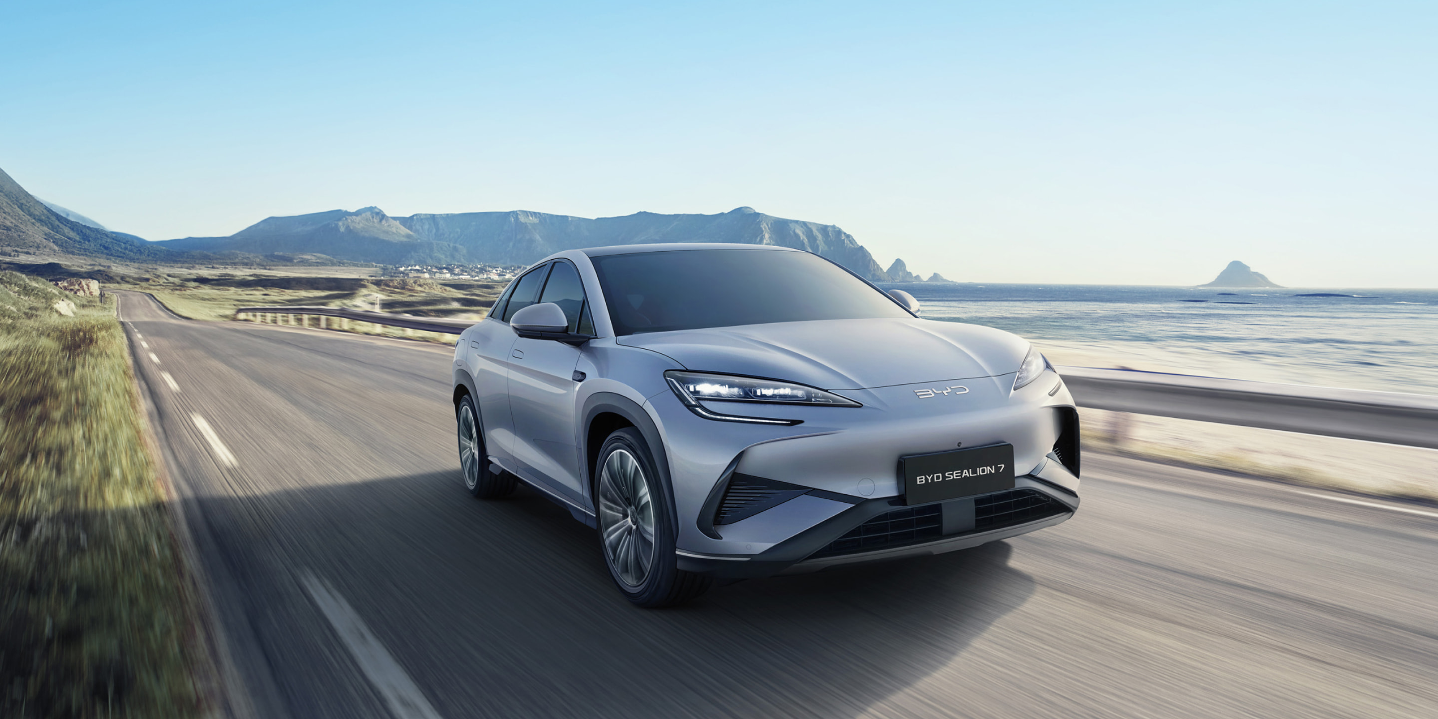 Performa, Berkendara dengan Tujuan - Rasakan sensasi berkendara berperforma tinggi dengan motor listrik BYD SEALION 7 yang mencapai putaran mengesankan hingga 23.000 RPM. Varian AWD melaju dari 0-100 km/jam hanya dalam 4,5 detik. Dengan kecepatan maksimal 215 km/jam, SEALION 7 menjadi salah satu SUV terbaik, memadukan kekuatan, kecepatan, dan presisi untuk pengalaman berkendara yang mendebarkan.